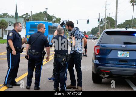 Cacao. Floride. ÉTATS-UNIS. 6 juin 2020. Juste avant qu'un rassemblement de protestation Black Lives Matter ne commence le département de police de Rockledge arrêté une personne dans la section Cocoa de la parade portant un fusil d'assaut automatique, un gros couteau et une armure de corps. Il a été amené au poste de police pour interrogatoire. Crédit photo : Julian Leek/Alay Live News Banque D'Images