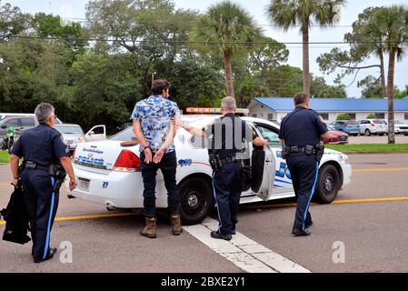 Cacao. Floride. ÉTATS-UNIS. 6 juin 2020. Juste avant qu'un rassemblement de protestation Black Lives Matter ne commence le département de police de Rockledge arrêté une personne dans la section Cocoa de la parade portant un fusil d'assaut automatique, un gros couteau et une armure de corps. Il a été amené au poste de police pour interrogatoire. Crédit photo : Julian Leek/Alay Live News Banque D'Images