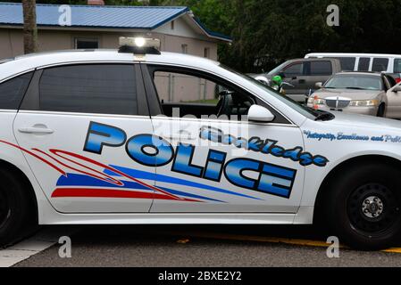 Cacao. Floride. ÉTATS-UNIS. 6 juin 2020. Juste avant qu'un rassemblement de protestation Black Lives Matter ne commence le département de police de Rockledge arrêté une personne dans la section Cocoa de la parade portant un fusil d'assaut automatique, un gros couteau et une armure de corps. Il a été amené au poste de police pour interrogatoire. Crédit photo : Julian Leek/Alay Live News Banque D'Images