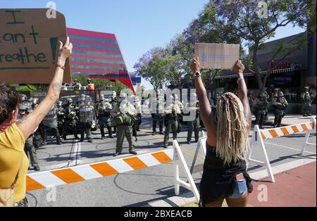 West Hollywood, Californie, États-Unis 6 juin 2020 Sheriffs et manifestants avec Black Lives ont une importance sur Santa Monica Blvd le 6 juin 2020 à West Hollywood, Californie, États-Unis. Photo par Barry King/Alay stock photo Banque D'Images