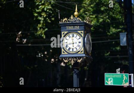 Ancienne horloge et panneau de passage souterrain dans l'avenue Rustaveli, Tbilissi, Géorgie Banque D'Images