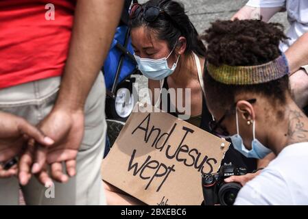 Washington, États-Unis. 06e juin 2020. Les manifestants prient pendant la manifestation.plusieurs manifestations ont été éprises par le meurtre récent de George Floyd, un homme noir qui est mort en garde à vue à Minneapolis, États-Unis. Crédit : SOPA Images Limited/Alay Live News Banque D'Images