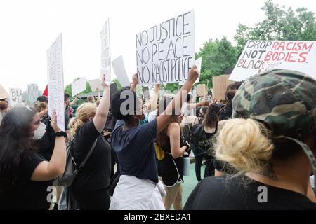 Hoboken, NJ / USA - 5 juin 2020: Black Lives Matter des manifestations pacifiques à Hoboken, New Jersey pour défendre contre le racisme, la brutalité policière et f Banque D'Images