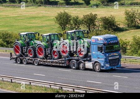 Transporteurs spécialisés Rainthorpe transport Ltd ; transport camions de livraison, camion, transport, tracteurs agricoles Fendt sur camion, transporteur de marchandises, véhicule DAF, poids lourd de l'industrie européenne du transport commercial, M6 à Manchester, Royaume-Uni Banque D'Images