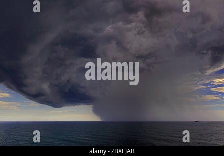 hors rivage rio grande 32.16 s 051.54 w, brésil - 2014.02.02: un énorme nuage de cumulonimbus se développant au-dessus de l'océan atlantique sud précédant un an Banque D'Images