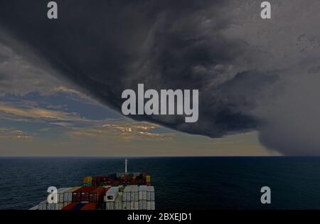 au large de la côte rio grande 32.16 s 051.54 w, brésil - 201.02.02: un énorme nuage de cumulonimbus se développant au-dessus de l'océan atlantique sud précédant un lourd Banque D'Images