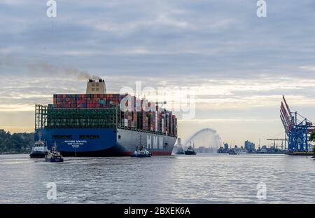 Hambourg, Allemagne. 07e juin 2020. Le plus grand navire à conteneurs au monde, HMM Algeciras, entre dans le port de Hambourg lors de son premier voyage. Crédit : Axel Heimken/dpa/Alay Live News Banque D'Images