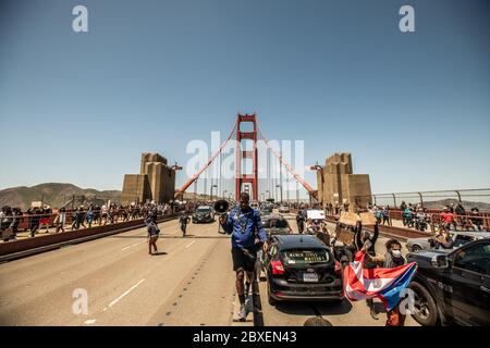 San Francisco, États-Unis. 06e juin 2020. SAN FRANCISCO, CALIFORNIE - 6 JUIN : Un manifestant avec un mégaphone ordonne à d'autres ptotesteurs de dégager le côté nord du Golden Gate Bridge à San Francisco, en Californie, alors qu'une dame était en travail et devait passer à l'hôpital le 6 juin 2020 après la mort de George Floyd. (Photo de Chris Tuite/ImageSPACE) crédit: Imagespace/Alay Live News crédit: Imagespace/Alay Live News Banque D'Images