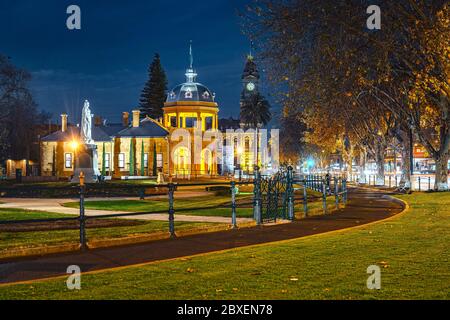 Bendigo, Victoria, Australie - Musée militaire de l'Institut commémoratif des soldats avec bureau de poste historique et centre d'information touristique Banque D'Images