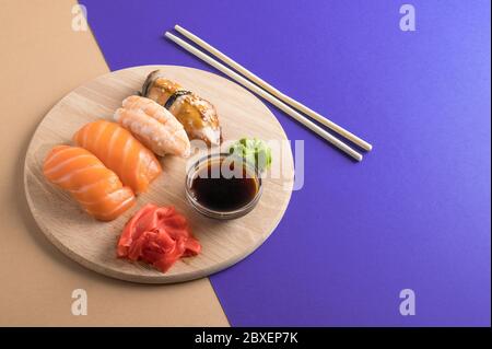 Assortiment de sushis servi sur une assiette en bois. Cuisine japonaise traditionnelle Banque D'Images