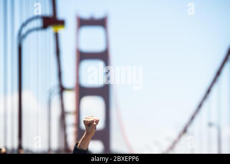 San Francisco, Californie 6 juin 2020. Les manifestants manifestent sur le Golden Gate Bridge à Francisco, en Californie, le 6 juin 2020, après la mort de George Floyd. ( Credit: Chris Tuite/image Space/Media Punch)/Alamy Live News Banque D'Images