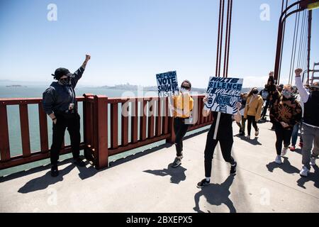 San Francisco, Californie 6 juin 2020. Les manifestants manifestent sur le Golden Gate Bridge à Francisco, en Californie, le 6 juin 2020, après la mort de George Floyd. ( Credit: Chris Tuite/image Space/Media Punch)/Alamy Live News Banque D'Images