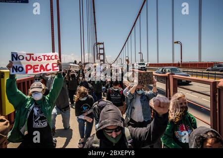 San Francisco, Californie 6 juin 2020. Les manifestants manifestent sur le Golden Gate Bridge à Francisco, en Californie, le 6 juin 2020, après la mort de George Floyd. ( Credit: Chris Tuite/image Space/Media Punch)/Alamy Live News Banque D'Images