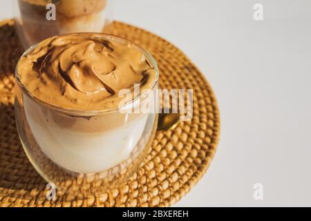 Dalgona Coffee, un café fouetté crémeux et tendance dans des tasses en verre Banque D'Images
