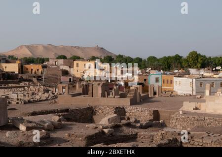 Maisons nubiennes dans l'île d'Elphantine sur le Nil, faisant partie de la ville d'Assouan en Égypte Banque D'Images