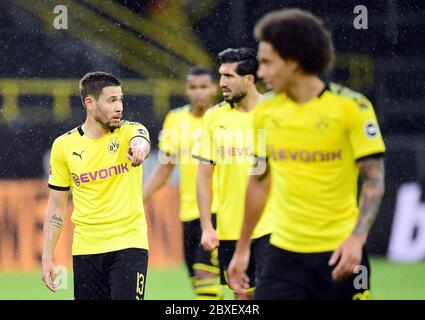 Signal Iduna Park Dortmund Allemagne 6.6.2020, football: Saison allemande de Bundesliga 2019/20 match day 30, Borussia Dortmund (BVB, jaune) vs Hertha BSC Berlin (BSC, bleu) — de gauche à droite: Raphael Guerreiro, Ere CAN, Axel Witsel (Dortmund) LES RÈGLEMENTS DFL INTERDISENT TOUTE UTILISATION DE PHOTOGRAPHIES COMME SÉQUENCES D'IMAGES ET OU QUASI-VIDÉO USAGE ÉDITORIAL SEULEMENT LES AGENCES DE PRESSE NATIONALES ET INTERNATIONALES HORS crédit: Groothuis/Witters/Pool/via Kolvenbach Banque D'Images
