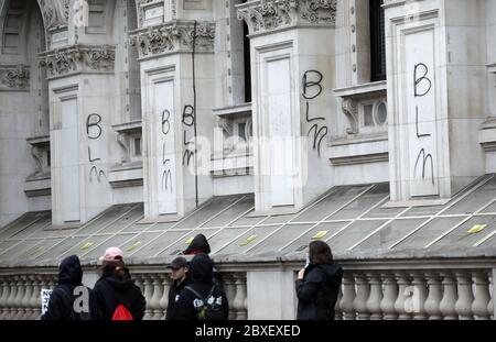 Londres, Royaume-Uni. 06e juin 2020. BLM pulvérisé sur des bâtiments à Whitehall. Les Black Lives Matter protestent à Londres, rassemblés aujourd'hui sur la place du Parlement, alors que des manifestants se battent pour justice à la suite du décès de George Floyd, décédé la semaine dernière lorsqu'un policier de Minneapolis s'est mis à genoux sur le cou de Floyd, alors qu'il disait « Je ne peux pas respirer ». Crédit : Paul Marriott/Alay Live News Banque D'Images