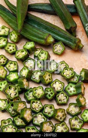 L'okra est une plante de la famille des malots avec de longues gousses de graines striées, originaire des tropiques de l'ancien monde. Également connu sous le nom de doigts de dames, bhindi, babia, ou gmbin Banque D'Images