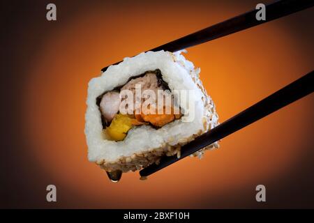 Le sushi est un plat japonais composé de petites boules ou de petits rouleaux de riz froid au vinaigre, servis avec une garniture de légumes, d'œufs ou de fruits de mer crus. Banque D'Images