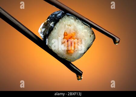 Le sushi est un plat japonais composé de petites boules ou de petits rouleaux de riz froid au vinaigre, servis avec une garniture de légumes, d'œufs ou de fruits de mer crus. Banque D'Images