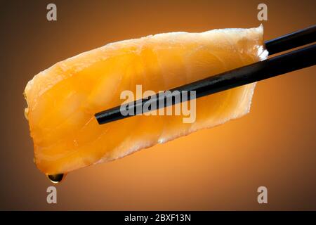 Le sushi est un plat japonais composé de petites boules ou de petits rouleaux de riz froid au vinaigre, servis avec une garniture de légumes, d'œufs ou de fruits de mer crus. Banque D'Images