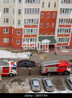 Un feu de cheminée dans la cour d'un immeuble résidentiel de plusieurs étages en hiver. Banque D'Images