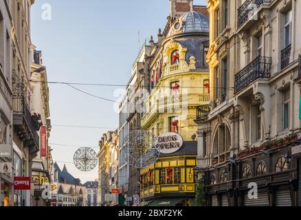 Boutiques de la rue Neuve (la principale rue commerçante) au centre de Bruxelles - Belgique, 1er janvier 2020 Banque D'Images