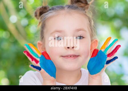 Petite fille avec des mains peintes concept éducation, école, créativité sélection Focus. Photo de haute qualité Banque D'Images