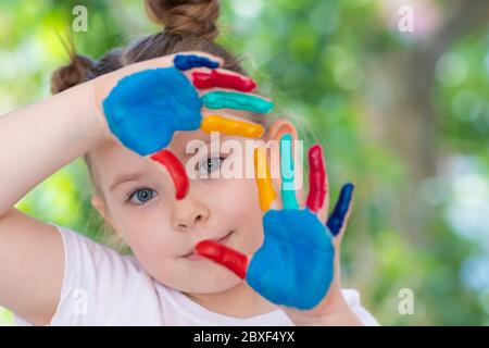 Petite fille avec des mains peintes concept éducation, école, créativité sélection Focus. Photo de haute qualité Banque D'Images