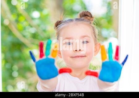 Petite fille avec des mains peintes concept éducation, école, créativité sélection Focus. Photo de haute qualité Banque D'Images