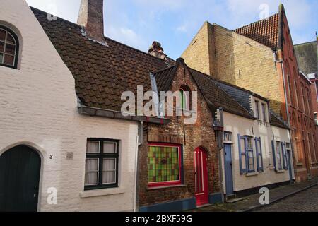 Rangée de maisons historiques dans l'une des rues Cobblestone de Bruges Banque D'Images