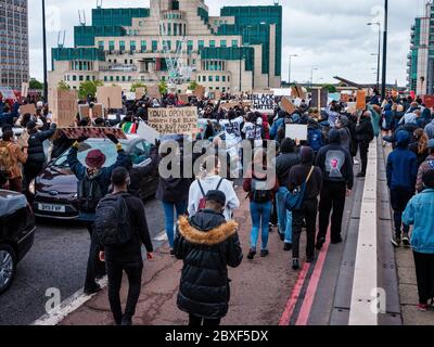 Londres, Royaume-Uni. 6 juin 2020. Black Lives Matter Protest sur le pont Vauxhall à Londres. À la mémoire de George Floyd qui a été tué le 25 mai alors qu'il était en garde à vue dans la ville américaine de Minneapolis. Crédit: Yousef Al Nasser/Alay Live News. Banque D'Images