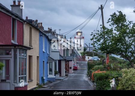 Roches point, Cork, Irlande. 07e juin 2020. Route passant la maison jusqu'au phare à roches point, Cork, Irlande. Situé à l'entrée du port de Cork, le phare de roches point a été établi pour la première fois en 1817. La tour originale a été jugée trop petite et, en 1835, elle a été remplacée par la tour actuelle plus grande. Les perspectives météorologiques sont fraîches, plutôt nuageux et surtout sec aujourd'hui. Plus d'éclat cet après-midi avec des sorts ensoleillés. Brises modérées du nord au nord-ouest, fraîches dans les zones côtières ce matin et l'après-midi, avec des sommets de 16 à 18 degrés Celsius. - crédit; David Creedon / Alay Live ne Banque D'Images
