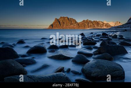 Coucher de soleil d'hiver sur la plage d'Uttakleiv (Lofoten, Norvège) ESP : Atardecer invernal en Uttakleiv Beach (Lofoten, Noruega) Banque D'Images