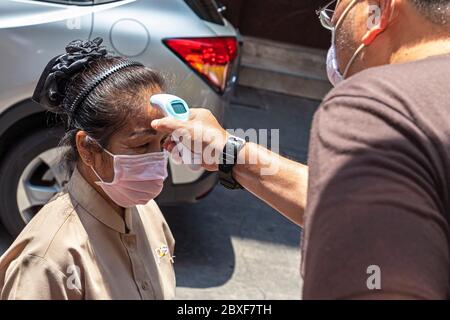 Contrôle de la température à la distribution gratuite de nourriture pendant la pandémie de Covid, Bangkok, Thaïlande Banque D'Images