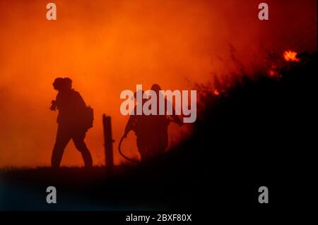 Hivers, Californie, États-Unis. 6 juin 2020. Hivers, Californie, États-Unis - les pompiers ont travaillé toute la nuit pour essayer de contrôler le feu de Quail entraîné par le vent près de Winters Californie. L'incendie a continué de se déplacer rapidement et a montré un comportement erratique et dangereux, ce qui a rendu difficile la prise de contrôle par les pompiers. Crédit : Neal Waters/ZUMA Wire/Alay Live News Banque D'Images