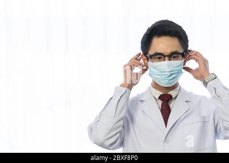 Portrait d'un médecin asiatique portant un masque de protection. Concept de santé. Banque D'Images
