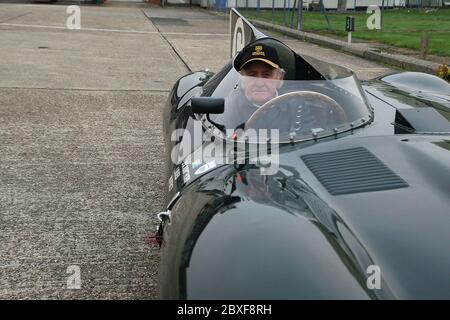 Norman Dewis, ancien ingénieur en chef des essais chez Jaguar, 91 ans, a conduit la Jaguar de type D 1955 de Mike Hawthorn autour du circuit Top Gear de Surrey, en Angleterre, au début de la course du Beaujolais 2011 Banque D'Images