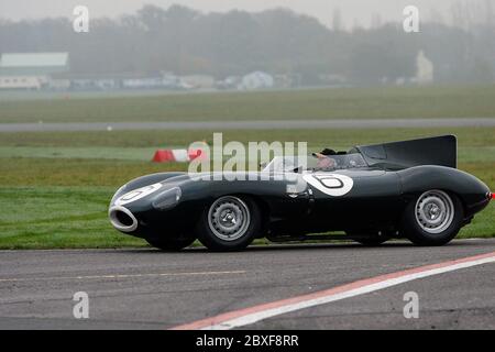 Norman Dewis, ancien ingénieur en chef des essais chez Jaguar, 91 ans, a conduit la Jaguar de type D 1955 de Mike Hawthorn autour du circuit Top Gear de Surrey, en Angleterre, au début de la course du Beaujolais 2011 Banque D'Images