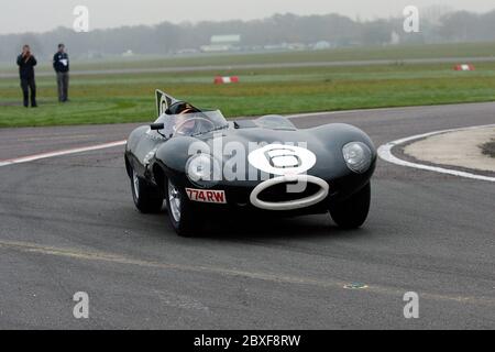 Norman Dewis, ancien ingénieur en chef des essais chez Jaguar, 91 ans, a conduit la Jaguar de type D 1955 de Mike Hawthorn autour du circuit Top Gear de Surrey, en Angleterre, au début de la course du Beaujolais 2011 Banque D'Images