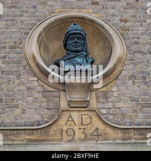 CAMBRIDGE, ROYAUME-UNI - MARS 11. 2020 : le buste du capitaine Scott au-dessus de l'entrée du Musée polaire à l'Institut Scott de recherche polaire Banque D'Images