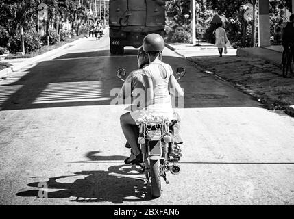 Couple sur une moto dans les rues cubaines en noir et blanc Banque D'Images