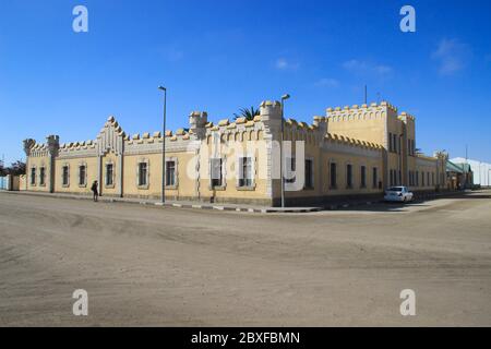 Swakopmund, Namibie - 18 avril 2015 : bâtiments et architecture allemands anciens : maisons, boutiques et routes dans une ville africaine Banque D'Images