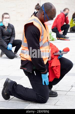 Bangor, Gwynedd, N Wales, Royaume-Uni. Des manifestations de la vie noire ont lieu avec des manifestants socialement éloignés lors de la pandémie Covid 19 Banque D'Images