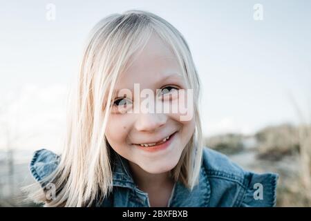 Jeune fille regardant l'appareil photo, manquant une dent Banque D'Images