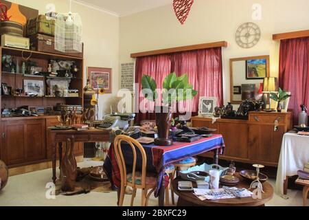 Windhoek, Namibie - 23 avril 2015 : une boutique d'antiquités mignonne et douillette avec mobilier et éléments de décoration. Banque D'Images