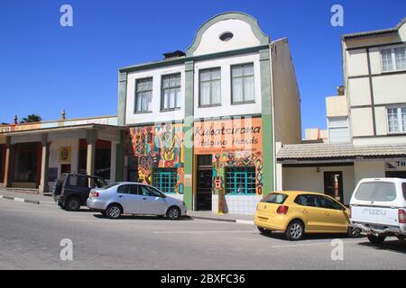 Swakopmund, Namibie - 18 avril 2015 : bâtiments et architecture allemands anciens : maisons, boutiques et routes dans une ville africaine Banque D'Images