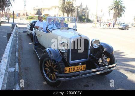 Swakopmund, Namibie - 18 avril 2015 : un groupe de personnes âgées d'origine allemande sont en voiture d'époque. Banque D'Images