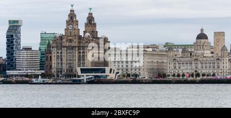 Liverpool, Royaume-Uni: 1 octobre 2017: Vue panoramique générale des bâtiments sur le Liverpool Waterfont vu de la rive opposée de la rivière Mersey. Banque D'Images