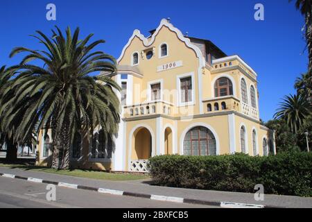 Swakopmund, Namibie - 18 avril 2015 : bâtiments et architecture allemands anciens : maisons, boutiques et routes dans une ville africaine Banque D'Images